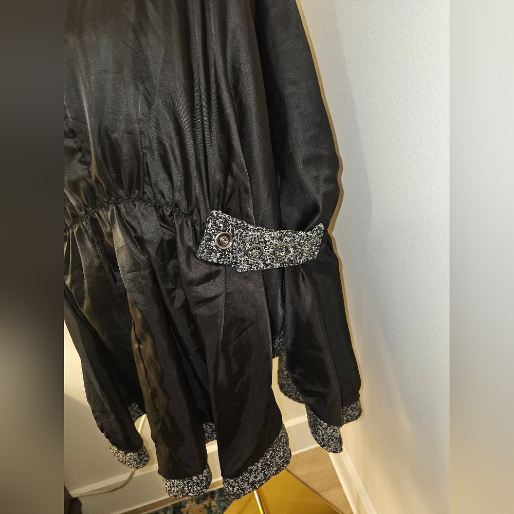 Steve Madden gray tweed adjustable cape, Size xl, brushed nickle hardware - Picture 8 of 9